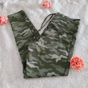 💋NWT💋 Camo Ultimate Compression Leggings!